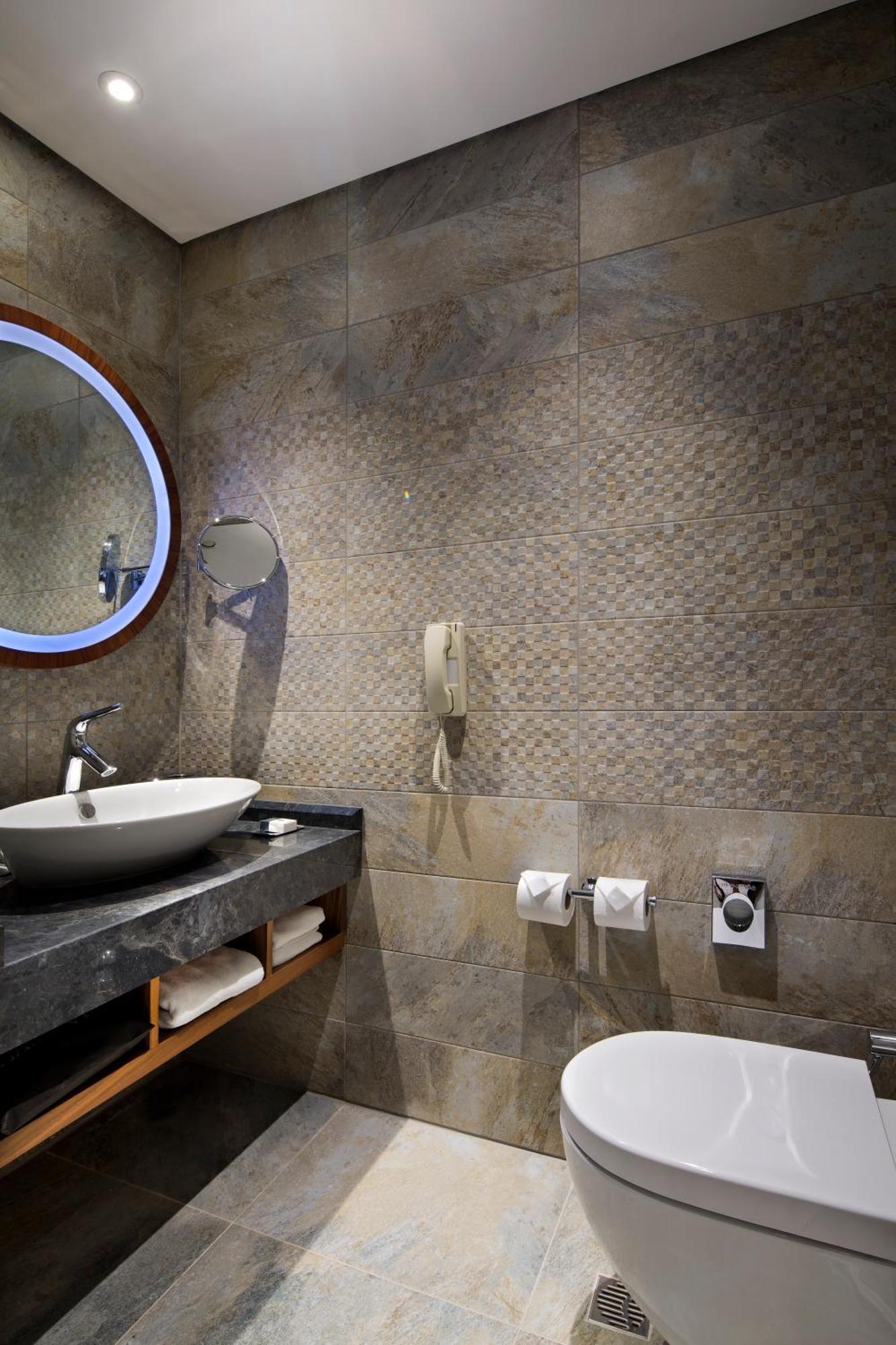Отель Doubletree By Hilton Istanbul - Piyalepasa Экстерьер фото Bathroom