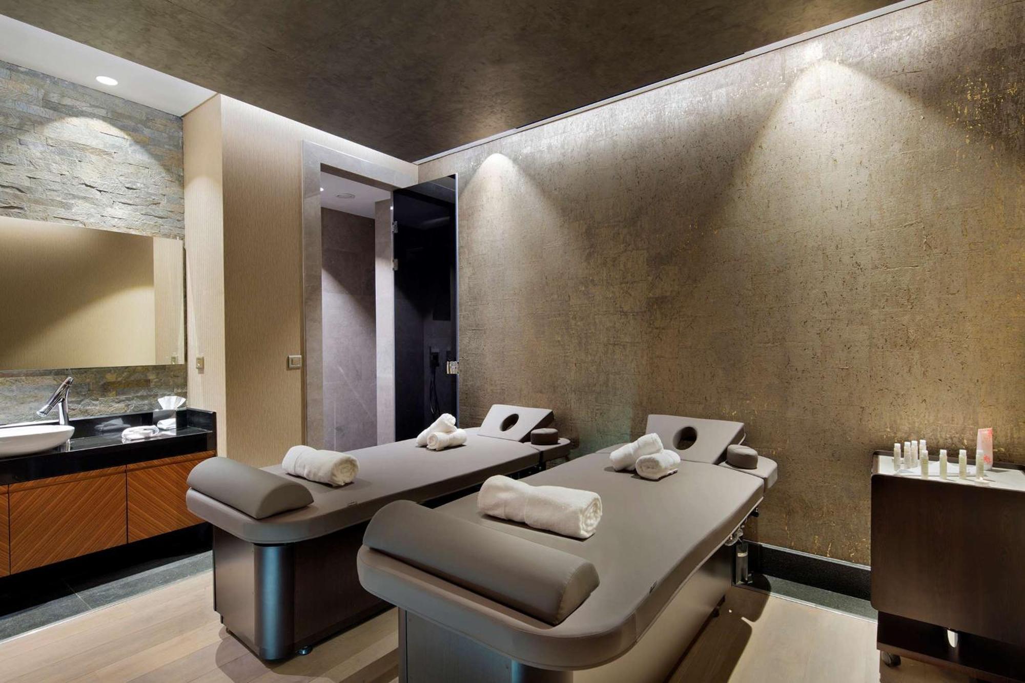 Отель Doubletree By Hilton Istanbul - Piyalepasa Экстерьер фото The spa at The Dorchester