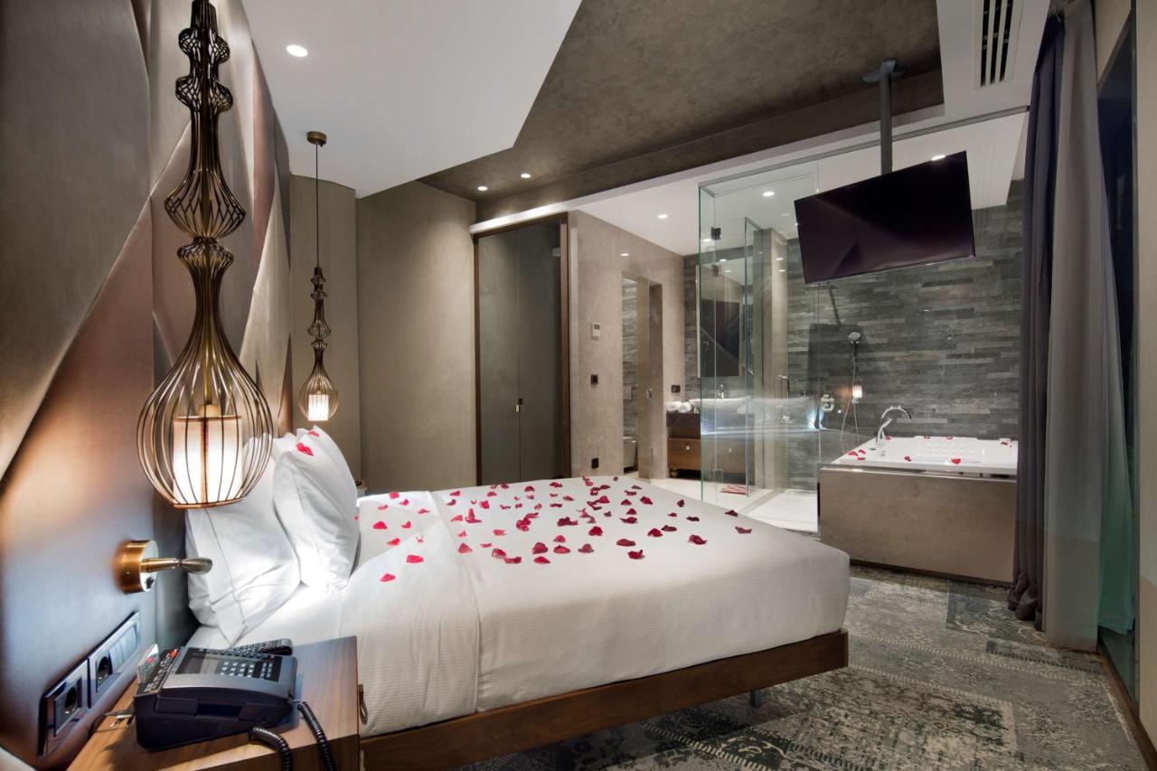 Отель Doubletree By Hilton Istanbul - Piyalepasa Экстерьер фото A room at the hotel