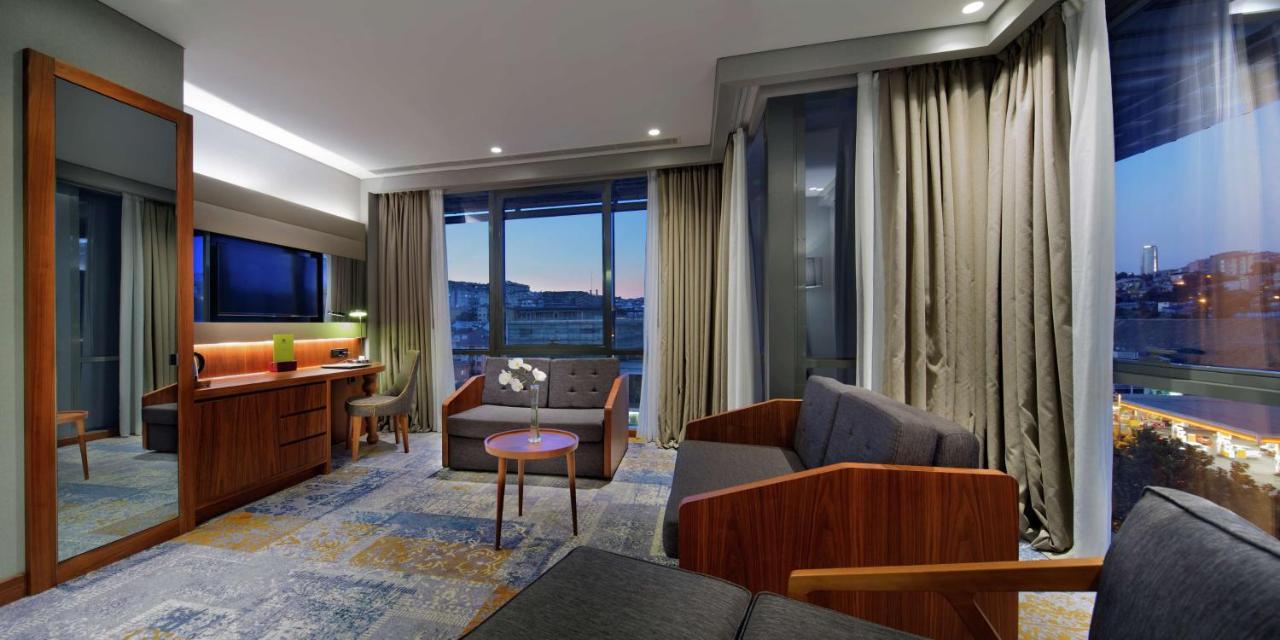 Отель Doubletree By Hilton Istanbul - Piyalepasa Экстерьер фото A suite at the hotel