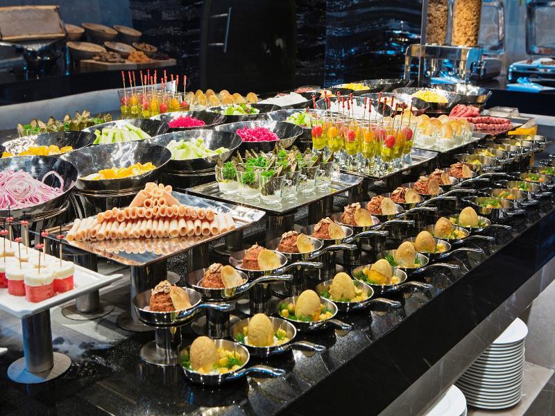Отель Doubletree By Hilton Istanbul - Piyalepasa Экстерьер фото A buffet of canapés