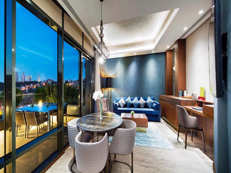 Отель Doubletree By Hilton Istanbul - Piyalepasa Экстерьер фото The living room of a Sky Suite
